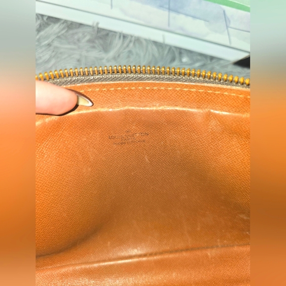 Louis Vuitton Signiture Monogram Vintage Wristlet/Clutch (EUC)(SEE PICS)(COA) - Picture 7 of 10
